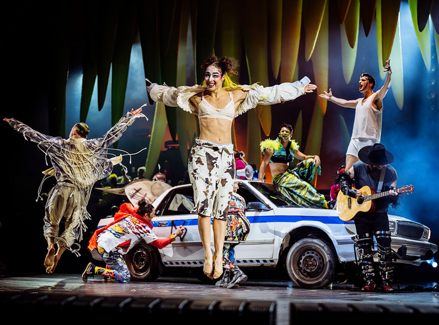 Photographie de la pièce de théâtre Frères présentée au Théâtre Jean-Duceppe, dont l'équipe de création a été accompagnée en écoconception par Écoscéno en 2026 à Montréal, Québec, Canada.
